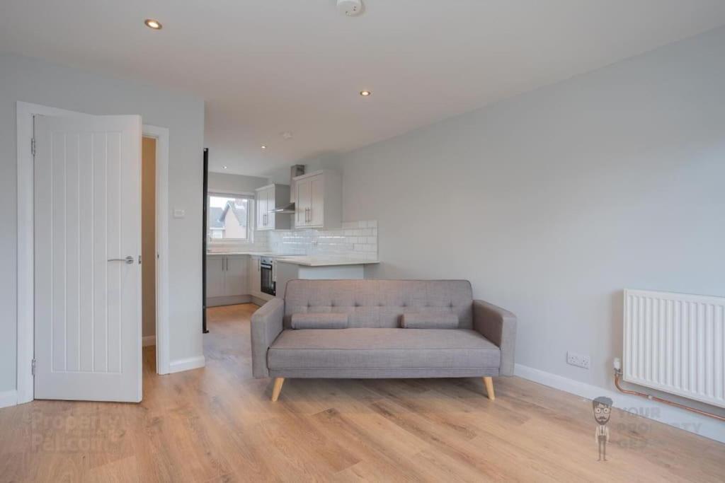 And Stylish 2 Bedroom Ravenhill Road Flat Appartement *